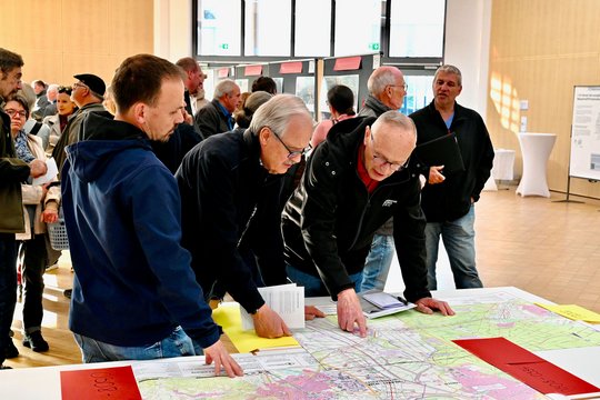 terranets bw informiert Bürger:inn beim Infomarkt in Bensheim