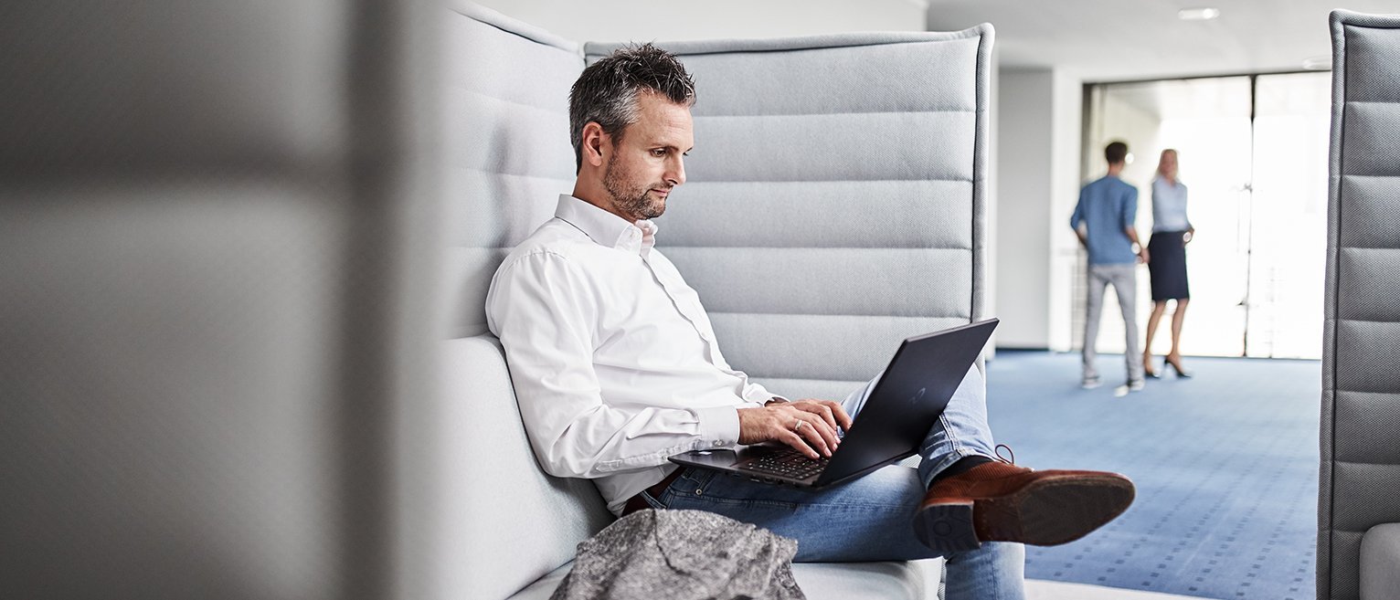 terranets bw Mitarbeiter am Laptop