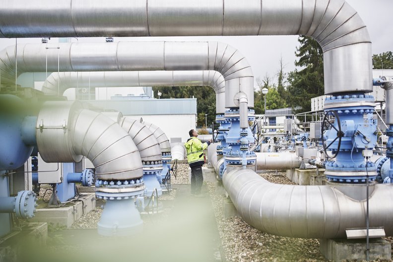 Leitungsrohre, ein Mitarbeitender von terranets bw in der Mitte bei der Wartung